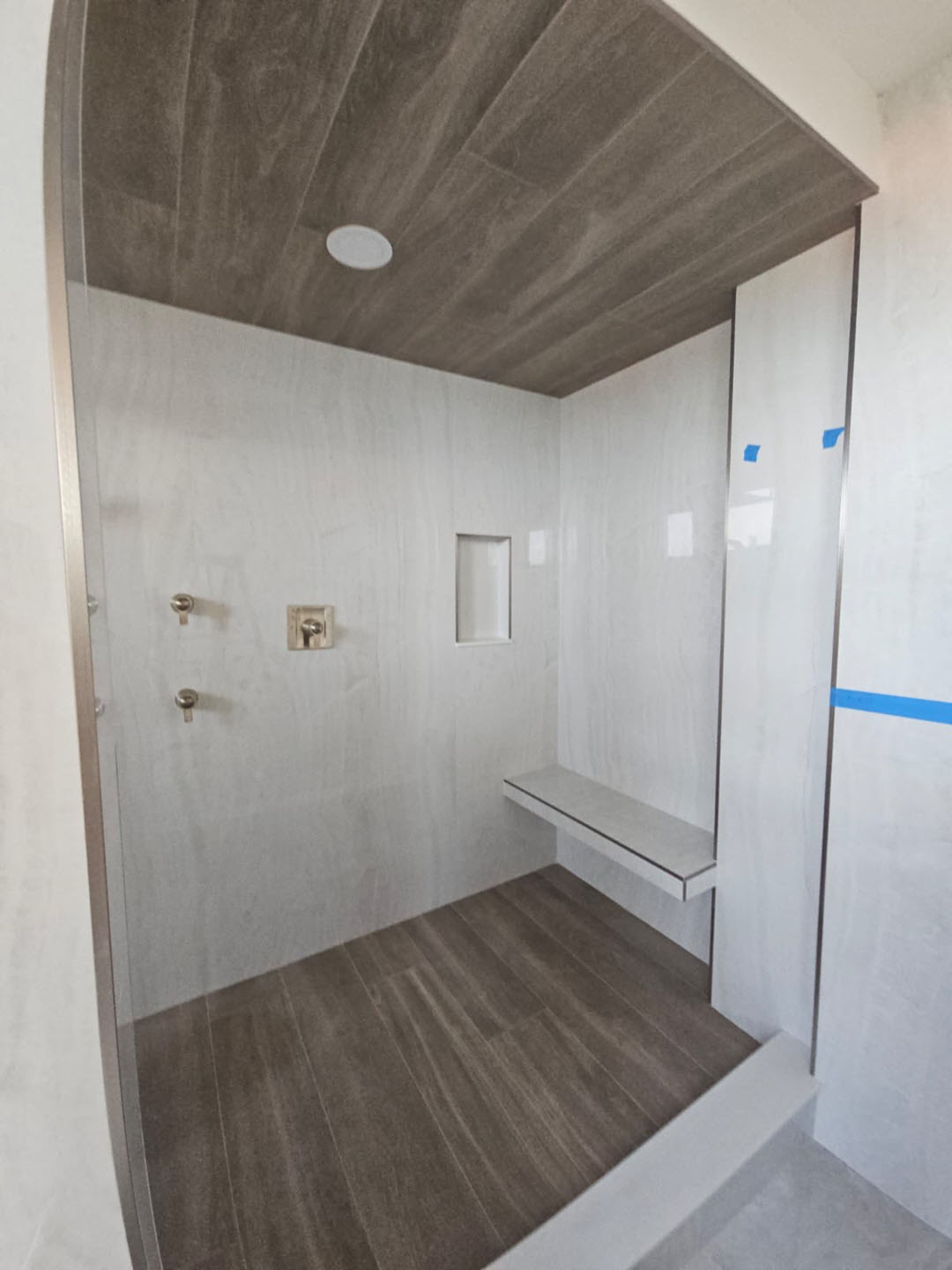 Trilogy Onyx Light Lux - Shower 02